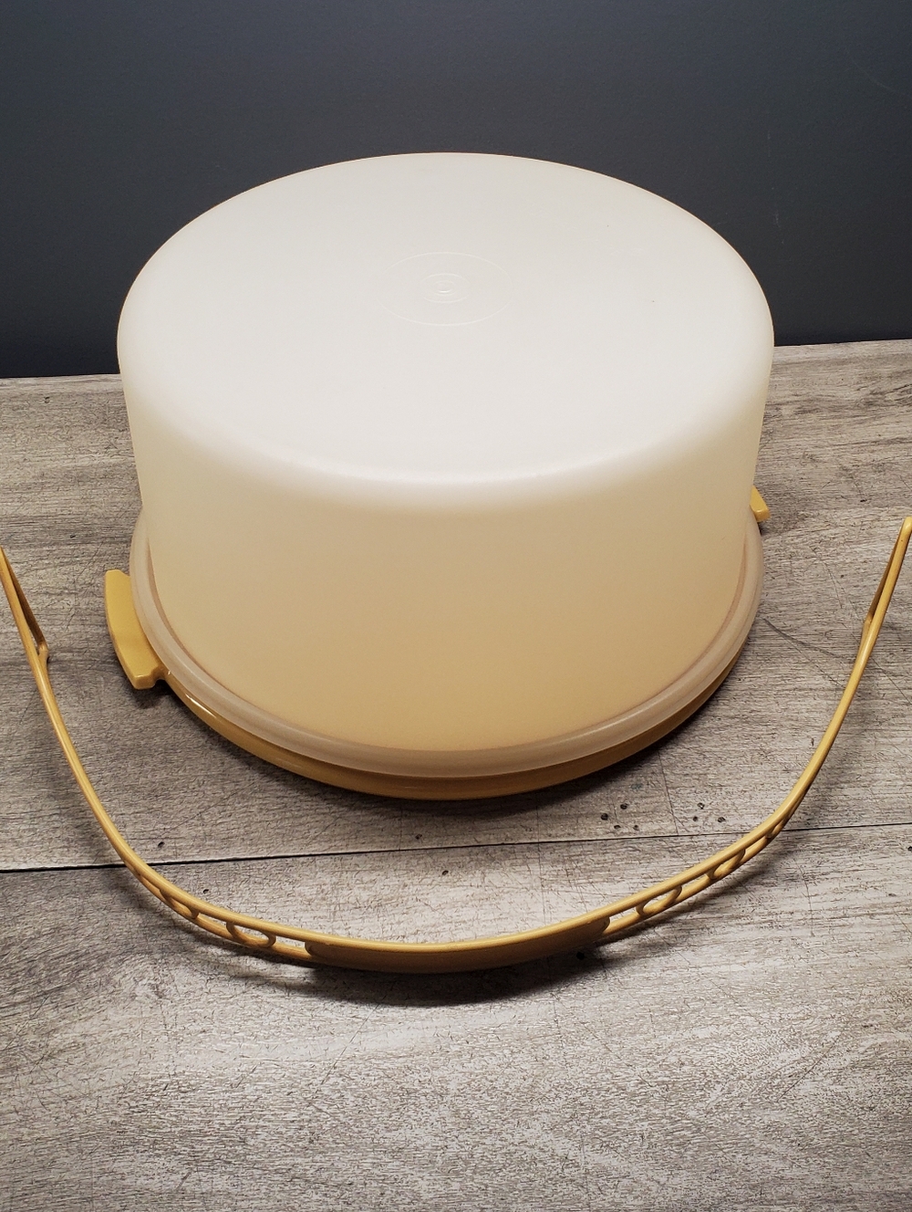 Vintage Tupperware cake container with handle